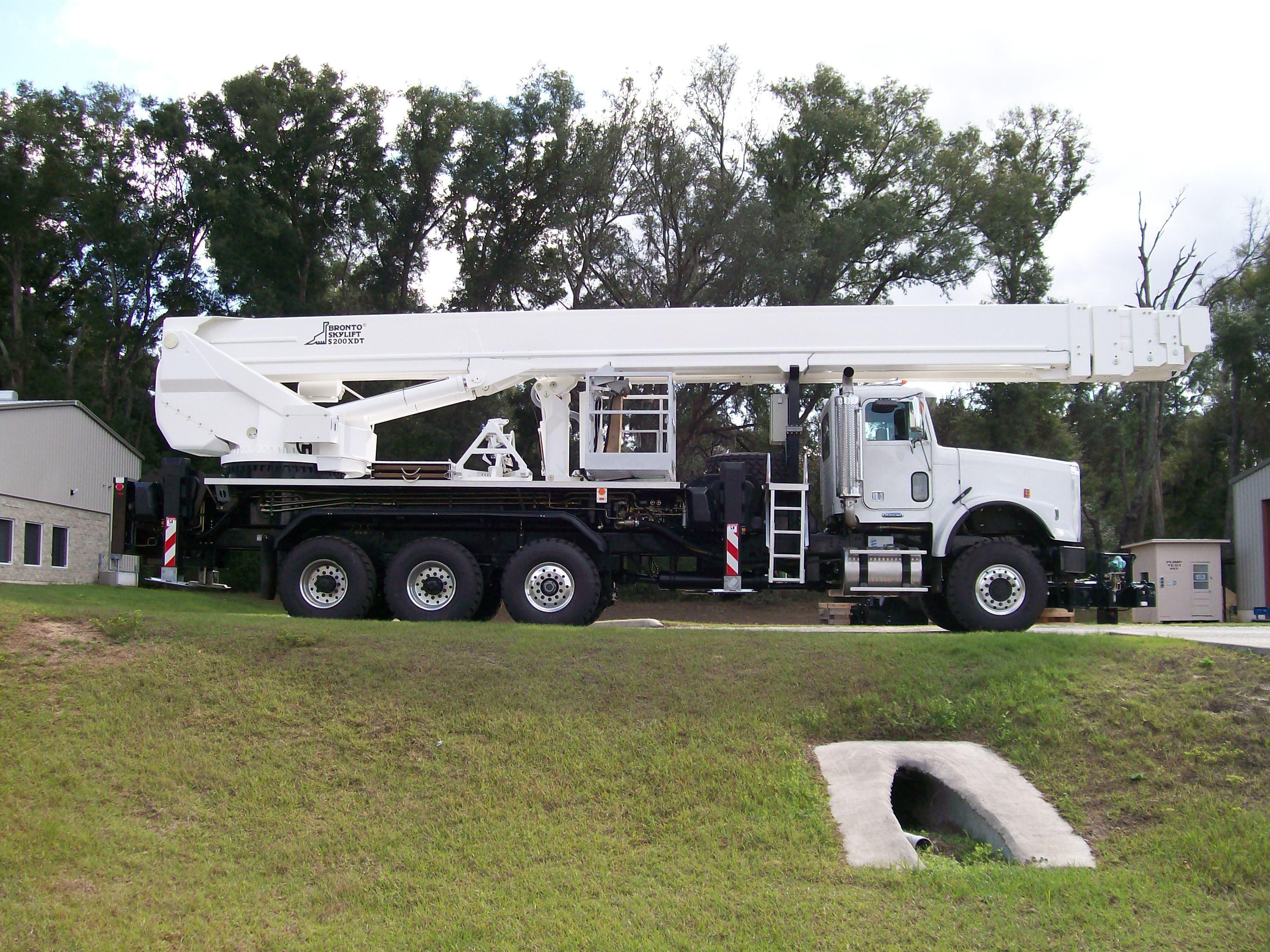 Bronto Skylift S200XDT araç üstü erişim platformu